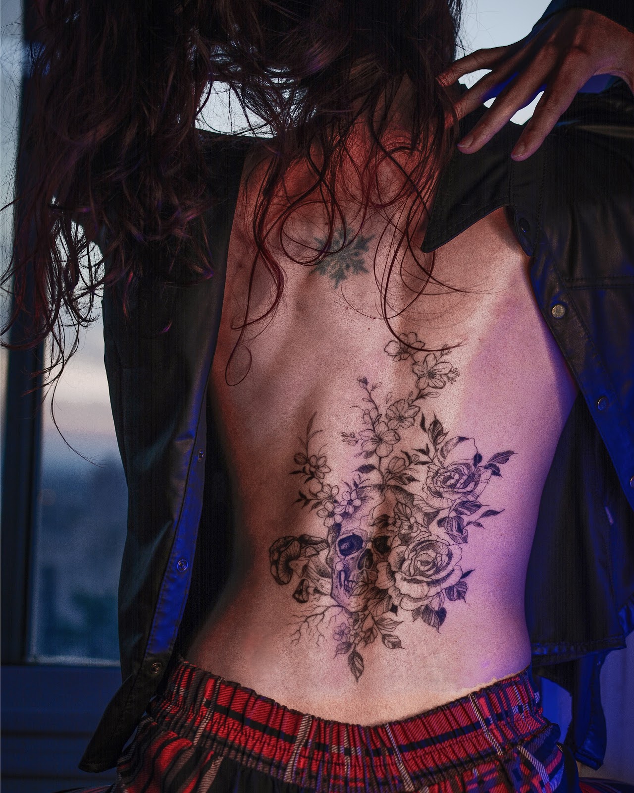Tatuaje floral y calavera en blackwork, Emagareistattoo